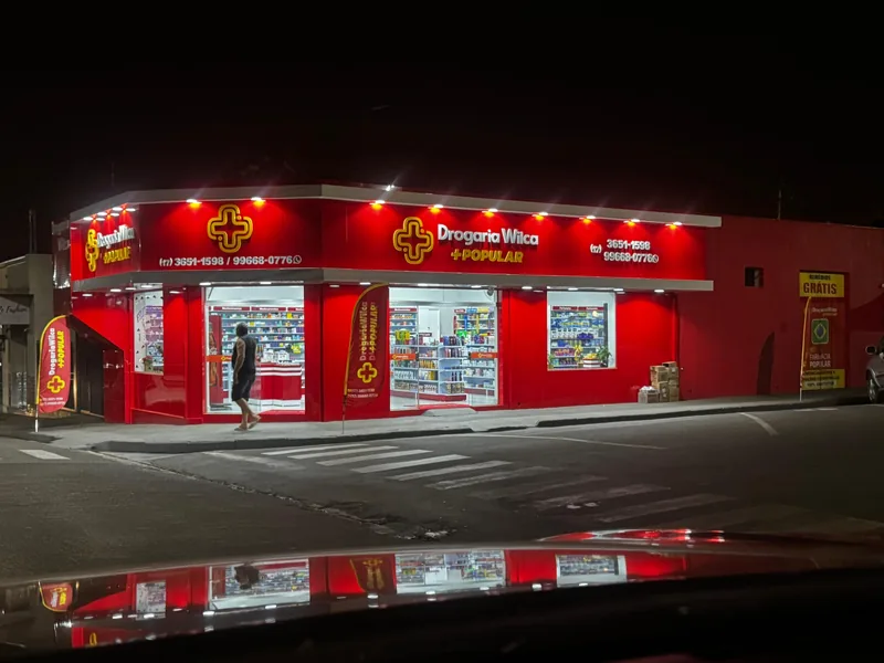 Fachada iluminada da Drogaria Wilca