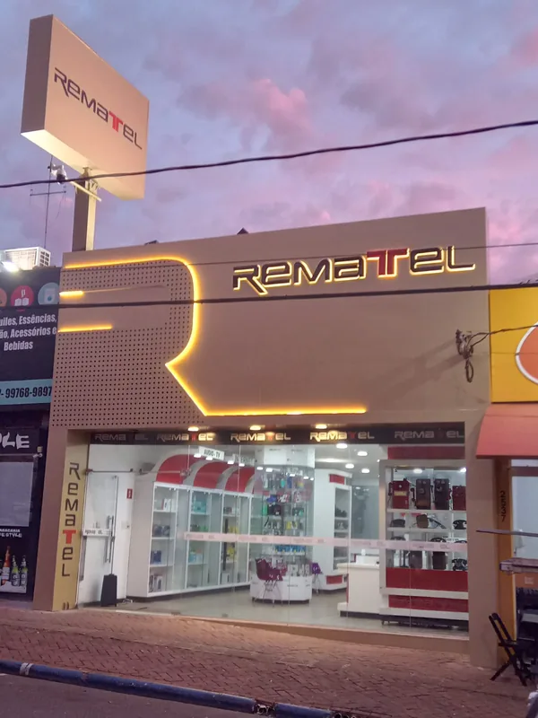 Fachada iluminada da Rematel